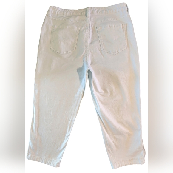 Denim & Co. Regular Tulip Snap Hem Capri Jeans Button Detail Women's 10 White - Picture 2 of 14